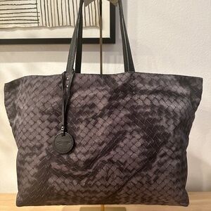 Bottega veneta intrecciato illusion tote bag In dark gray/black